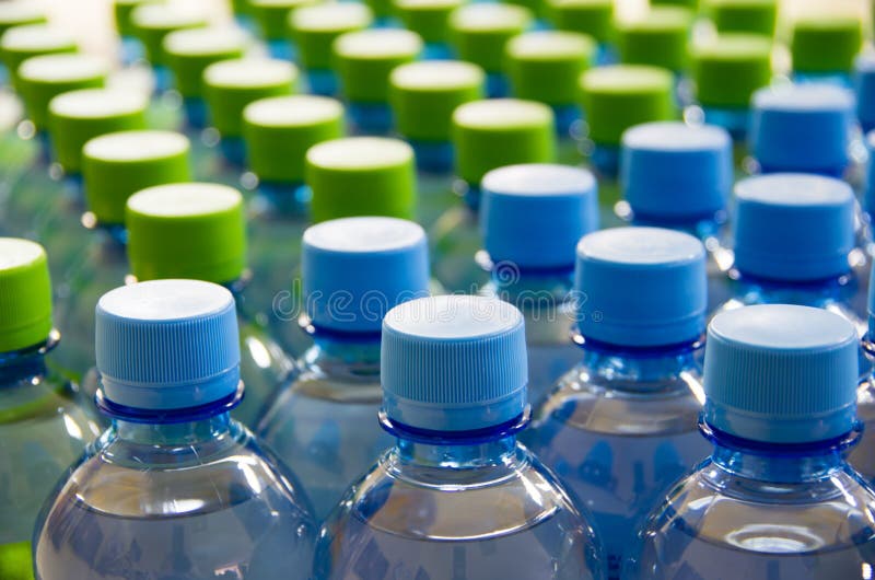 Molte bottiglie di acqua pulita