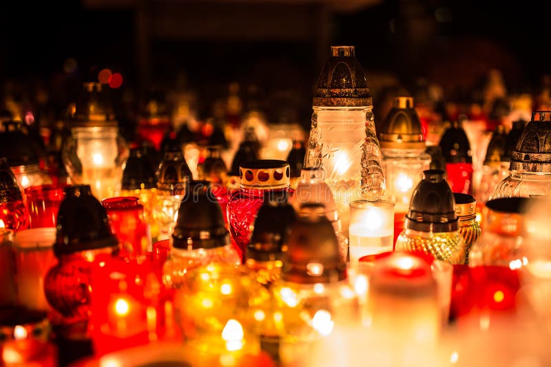 Molte candele brucianti nel cimitero alla notte nell'occasione così immagini stock libere da diritti Molte candele brucianti nel cimitero alla notte nell'occasione così immagini stock libere da diritti