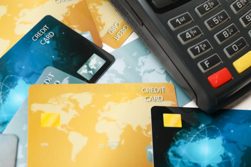 Molte carte di credito e terminali di pagamento diversi fotografie stock