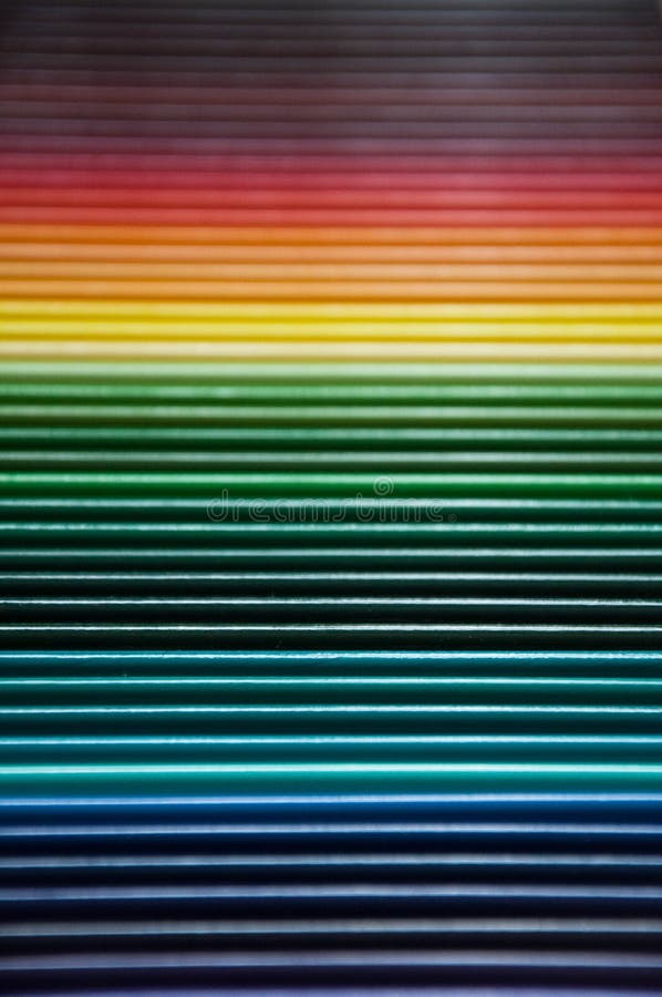 Molte di matite colorate multi sul fondo di colore. Priorità bassa con le matite di colore Colori dell'arcobaleno, tavolozza Ambiti di provenienza luminosi e variopinti