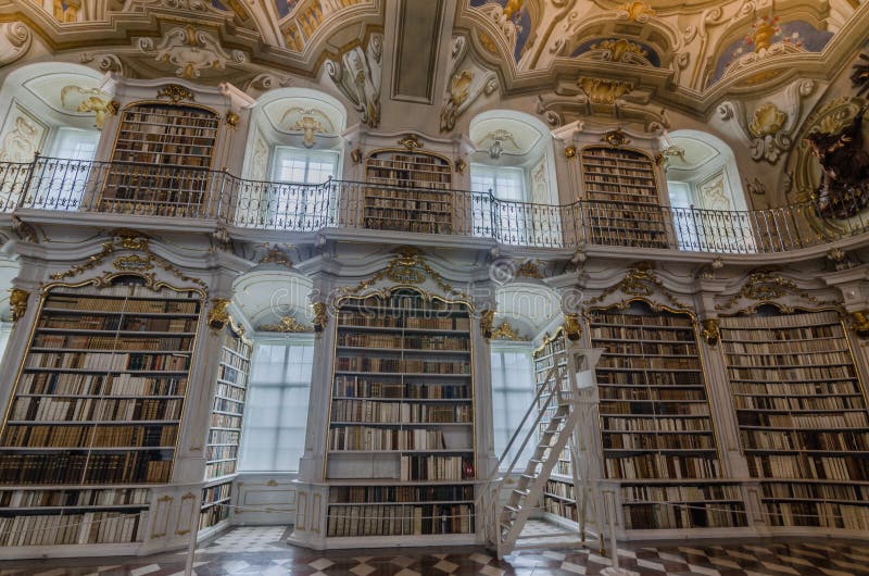 Molte finestre nella Biblioteca dell'Abbazia fotografia stock
