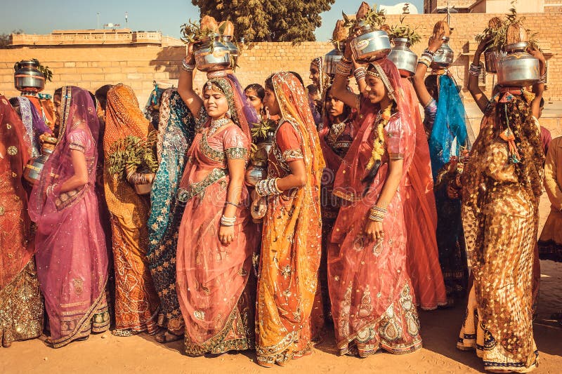 Molte giovani donne nei vestiti variopinti in folla del festival tradizionale del deserto fotografie stock libere da diritti