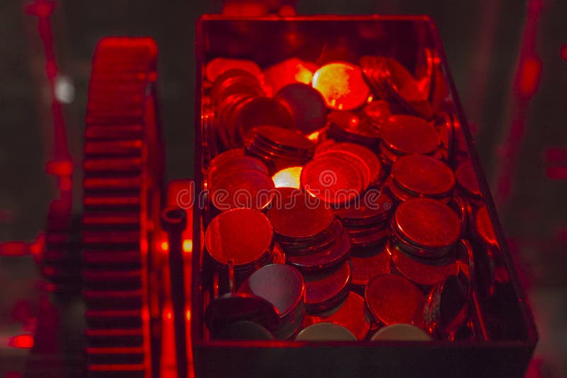 molte monete in contenitore dentro lo slot machine del casin? immagini stock libere da diritti molte monete in contenitore dentro lo slot machine del casin? immagini stock libere da diritti