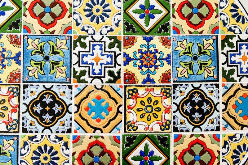 Molte piastrelle di pavimentazione quadrate colorate d'epoca diverse fotografia stock libera da diritti