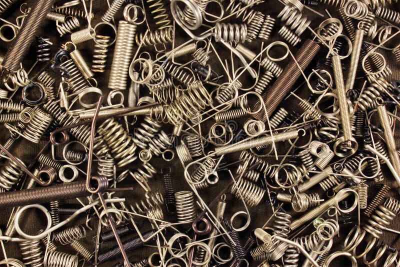 Molte piccole molle del metallo come fondo immagine stock Molte piccole molle del metallo come fondo immagine stock