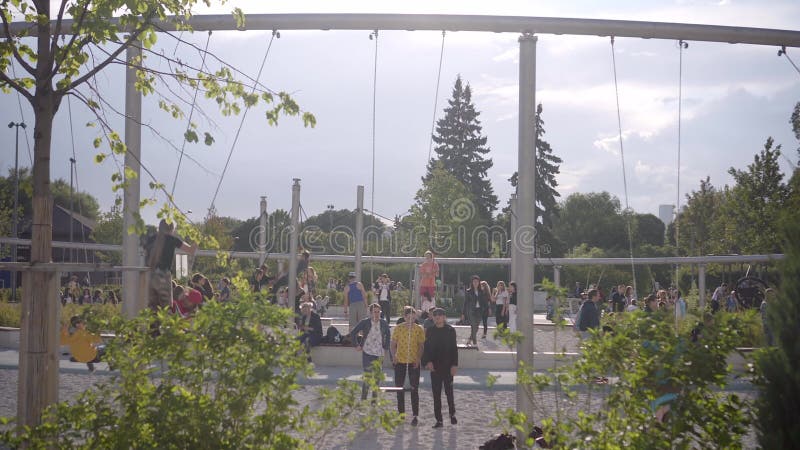 Molti bambini felici nel mega complesso dell'altalena includono 29 oscillazioni nel parco gorky