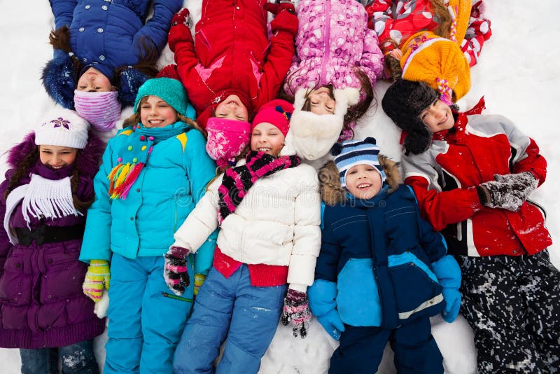 Molti bambini in neve fotografia stock Molti bambini in neve fotografia stock