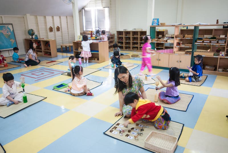 Molti bambini piccoli capiscono l'uso delle abilità nell'aula. ฺBANGKOK,THAILAND - MARCH 22 , 2009 : Unidentified young students are learning about skills training in classroom on March 22 , 2009 at Amnuay Silpa school , Bangkok capital city, Middle of Thailand.