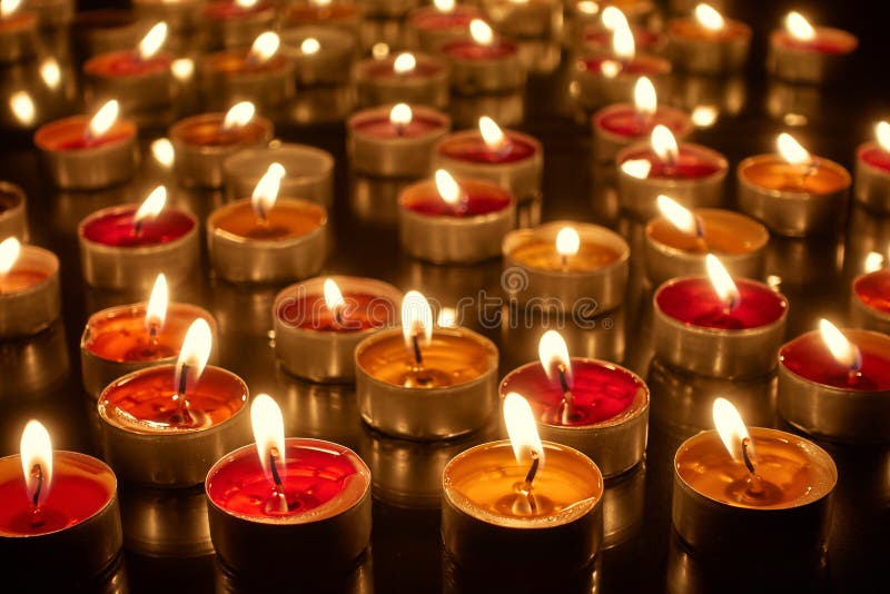 Molti candele brucianti immagini stock libere da diritti Molti candele brucianti immagini stock libere da diritti