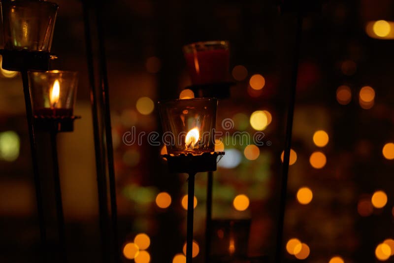 Molti candele brucianti con profondità di campo bassa fotografie stock Molti candele brucianti con profondità di campo bassa fotografie stock