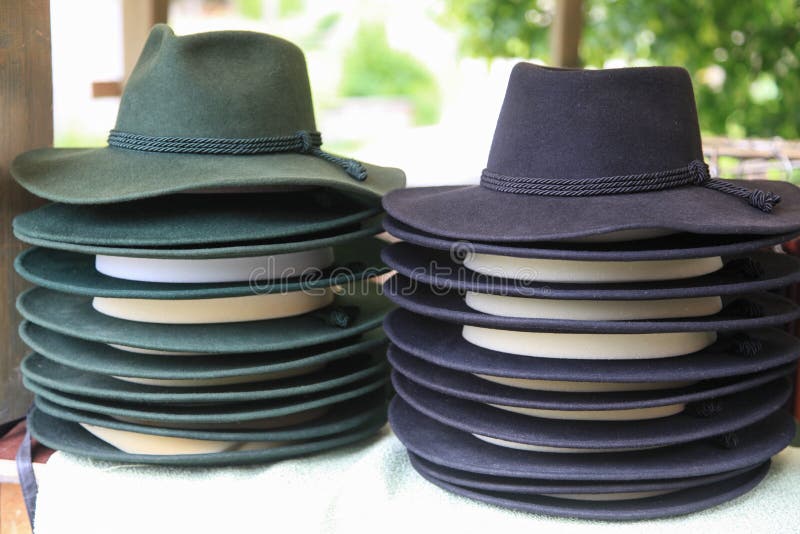 Molti cappelli di feltro per gli uomini fotografia stock Molti cappelli di feltro per gli uomini fotografia stock