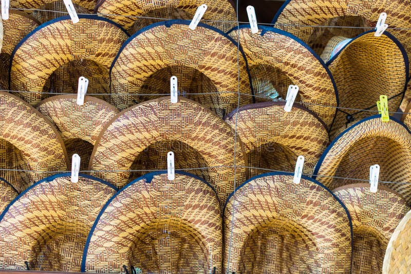 Molti depositi vendono i cappelli del sole per i turisti immagini stock Molti depositi vendono i cappelli del sole per i turisti immagini stock