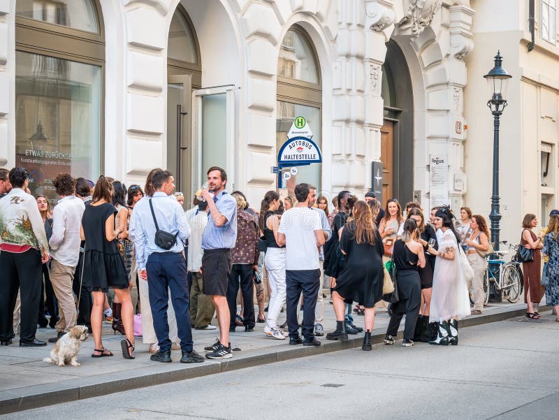 Molti giovani che si aggirano sul marciapiede di fronte a un locale nel centro di vienna fotografie stock