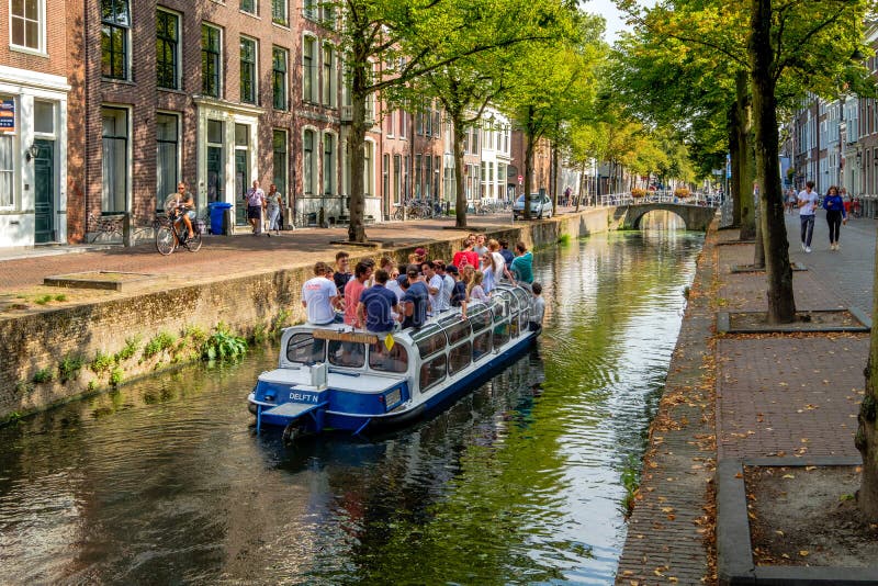 Molti giovani studenti su un crogiolo di canale in un canale a Delft, il Netherlan immagine stock libera da diritti