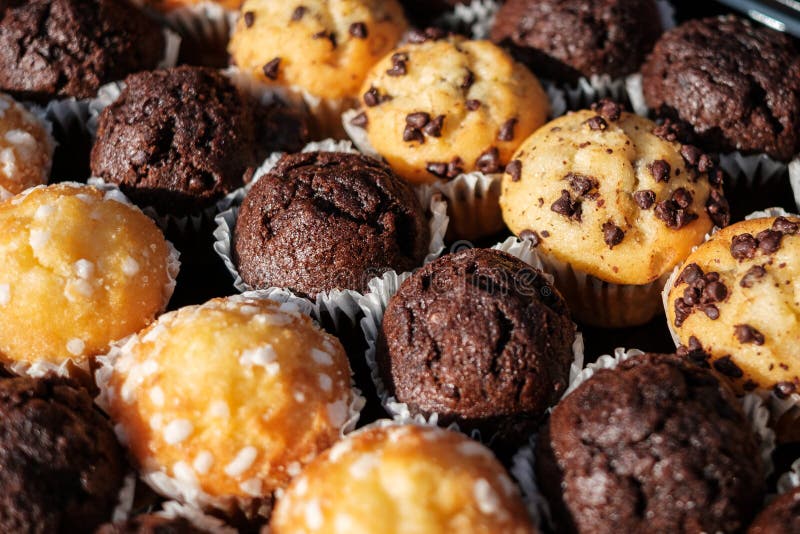 Molti mini muffin sul dessert colpiscono - primo piano del muffin - immagine stock libera da diritti Molti mini muffin sul dessert colpiscono - primo piano del muffin - immagine stock libera da diritti