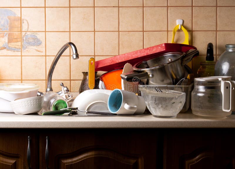 Molti piatti sporchi si trovano nel lavandino nella cucina che deve essere lavata fotografia stock Molti piatti sporchi si trovano nel lavandino nella cucina che deve essere lavata fotografia stock
