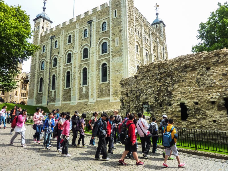 Molti turisti che visitano torre di Londra bianca antica fotografie stock Molti turisti che visitano torre di Londra bianca antica fotografie stock
