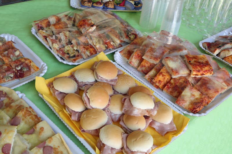 Molti vassoi con gli alimenti come i rotoli del latte e della pizza fotografia stock libera da diritti Molti vassoi con gli alimenti come i rotoli del latte e della pizza fotografia stock libera da diritti
