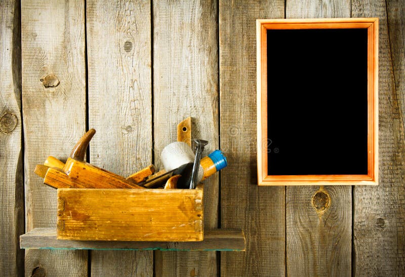 Molti vecchi strumenti e struttura su un fondo di legno immagine stock Molti vecchi strumenti e struttura su un fondo di legno immagine stock