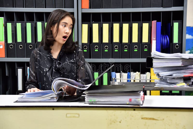 Molto concetto di funzionamento duro e del lavoro, impiegato di concetto asiatico ha colpito circa il lotto di lavoro di ufficio immagini stock Molto concetto di funzionamento duro e del lavoro, impiegato di concetto asiatico ha colpito circa il lotto di lavoro di ufficio immagini stock