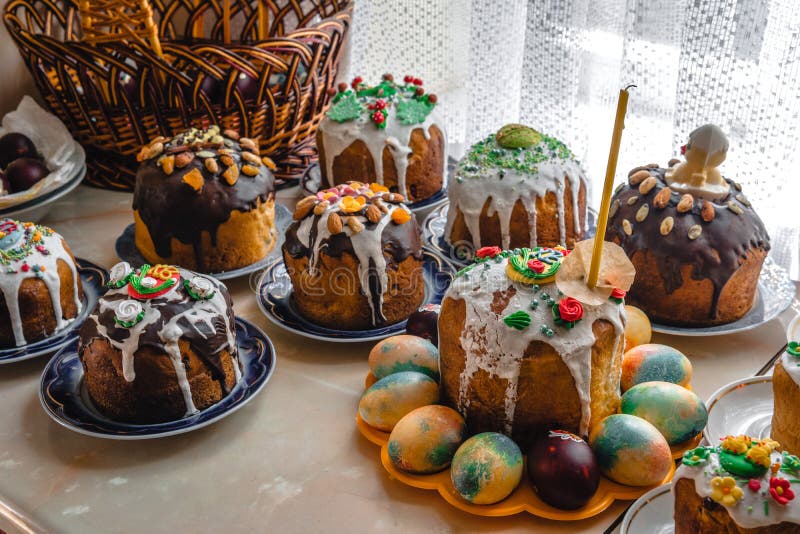 Molto dolce di Pasqua ed uova dipinte sulla tavola di legno Composizione festiva nello stile rustico, primavera Disposizione pian fotografia stock libera da diritti Molto dolce di Pasqua ed uova dipinte sulla tavola di legno Composizione festiva nello stile rustico, primavera Disposizione pian fotografia stock libera da diritti