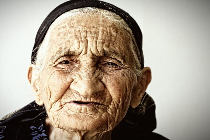 Molto fronte dell'anziana fotografie stock libere da diritti Molto fronte dell'anziana fotografie stock libere da diritti