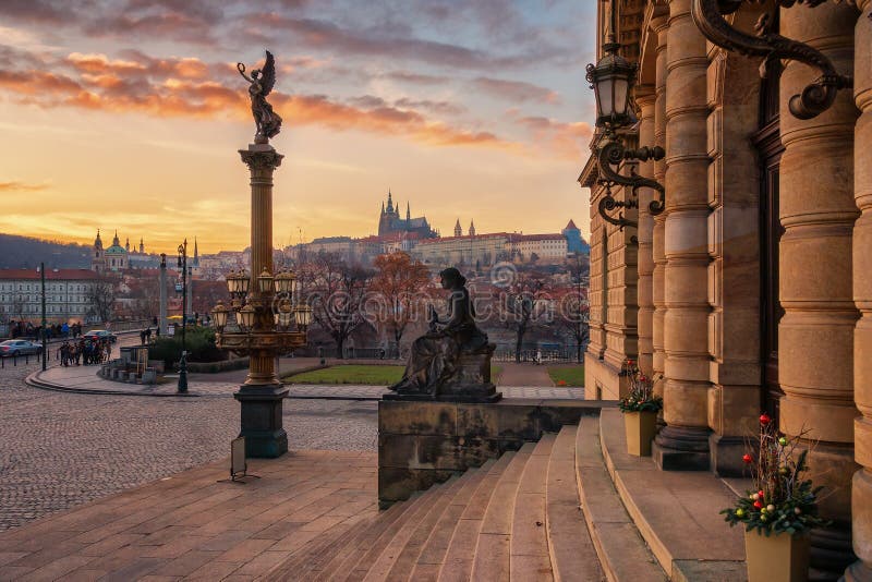 Molto l'amore fissa il recinto, un cuore fissa Charles Bridge immagine stock Molto l'amore fissa il recinto, un cuore fissa Charles Bridge immagine stock