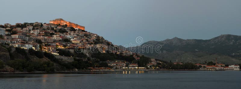 Molyvos met de hotels en de bars van kasteelrestaurants in de avond stock foto Molyvos met de hotels en de bars van kasteelrestaurants in de avond stock foto