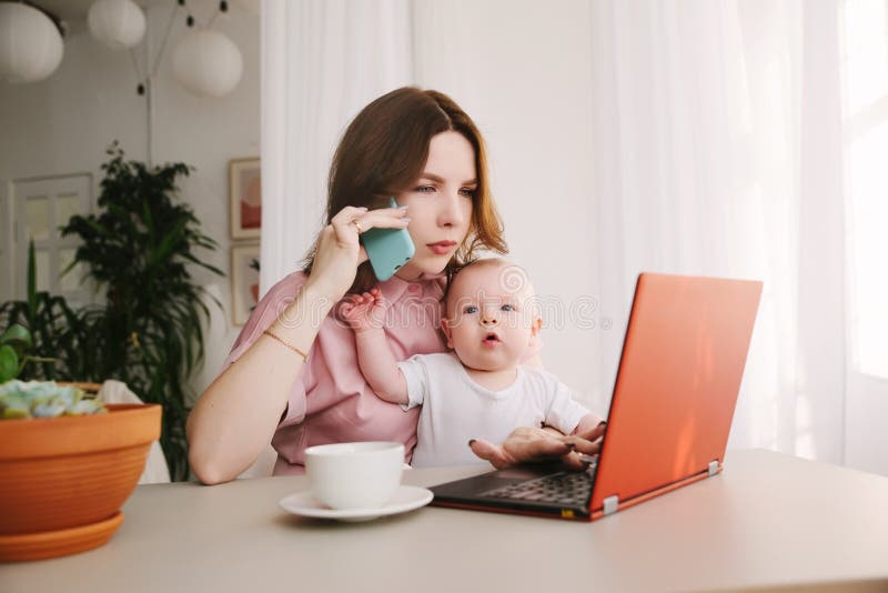 Мама с ноутом дети Голодные. Современная мамочка в ноутбуке с игрушкой. Mothers work with Babies. Baby,mom,Card. Young mother like