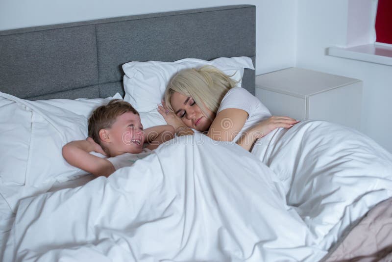 Mom Makes Bed With Son Porn