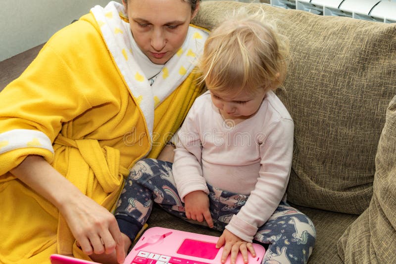 Mom Teaches Her Daughter How To Knit Stock Image Image Of Happy Finger 193228387