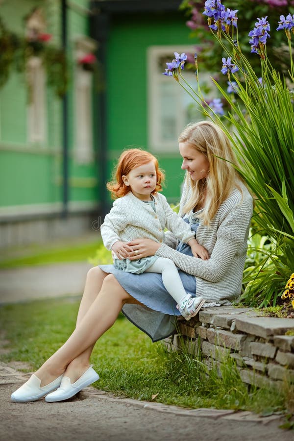 Mom και κοκκινομάλλης κόρη που χαμογελούν το καλοκαίρι στο πάρκο στοκ εικόνες με δικαίωμα ελεύθερης χρήσης
