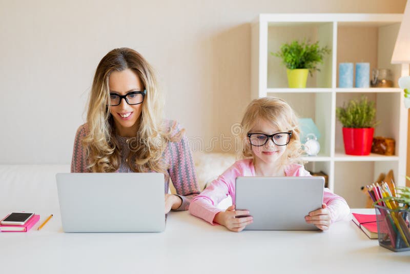 Mom και κόρη που χρησιμοποιούν τη σύγχρονη τεχνολογία από κοινού στοκ φωτογραφία με δικαίωμα ελεύθερης χρήσης
