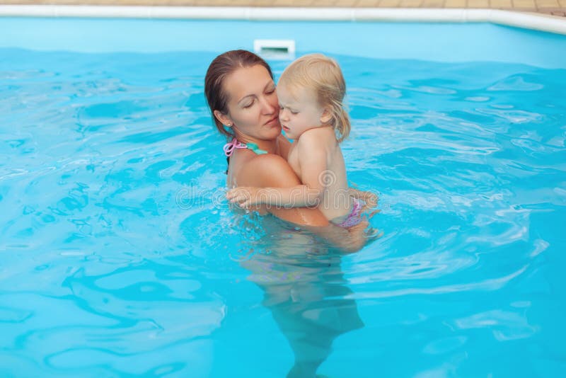 Mom και κόρη στη λίμνη Το Mom κρατά την κόρη της στα όπλα της