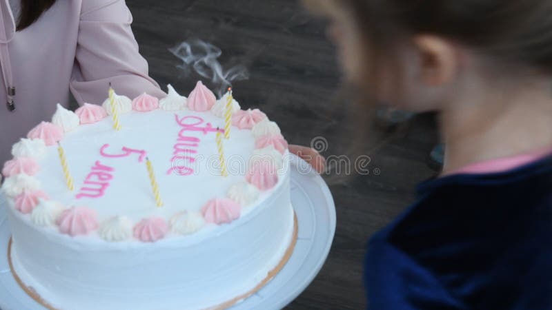 Moment De Candeur De Petite Fille Souffler Des Bougies Au Gâteau  D'anniversaire Pour Sa Fête De 5 Ans Image stock - Image du franc, flamme:  225010277