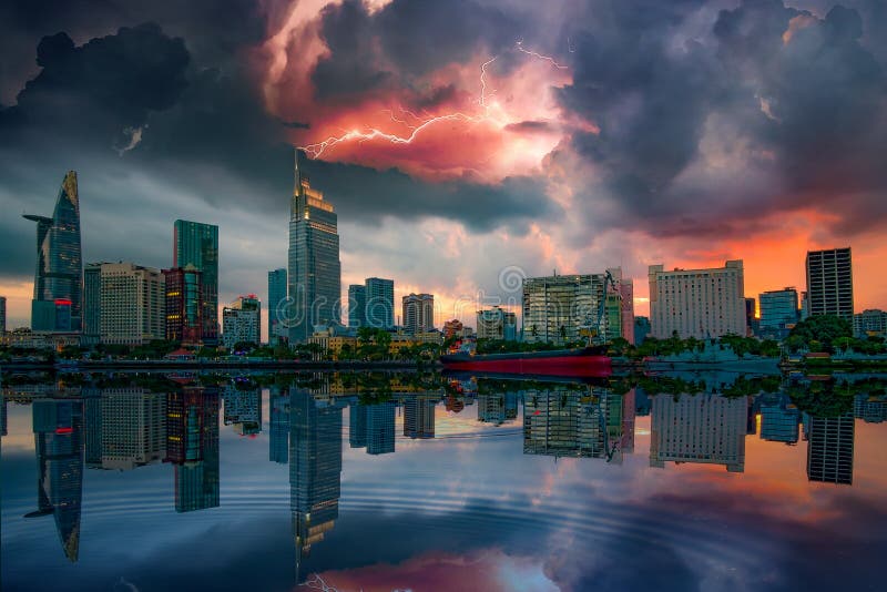 Moment de coucher du soleil avec la tempête et la foudre à la rive de Ho Chi Minh City - la plus grande ville au Vietnam image libre de droits Moment de coucher du soleil avec la tempête et la foudre à la rive de Ho Chi Minh City - la plus grande ville au Vietnam image libre de droits