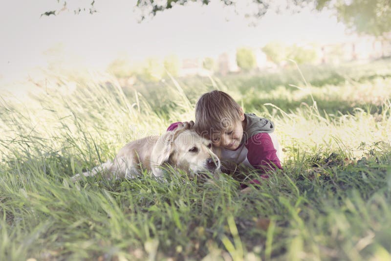 Moment de l'amour entre un garçon et son chien images libres de droits Moment de l'amour entre un garçon et son chien images libres de droits