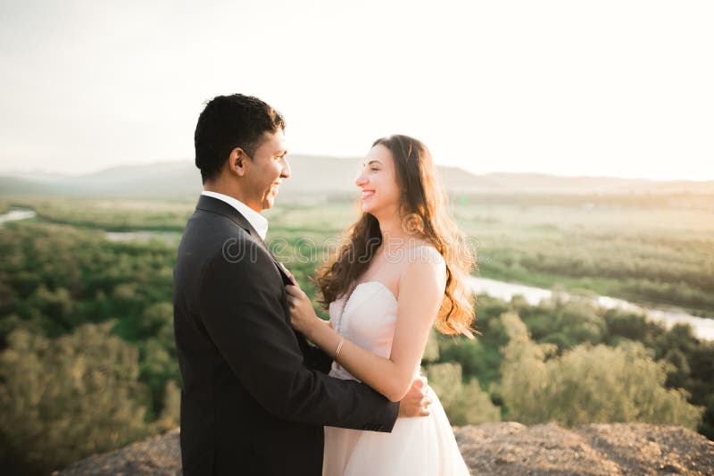Moment de mariage romantique couple de jeunes mariés souriant portrait mariée et marié étreinte photographie stock libre de droits