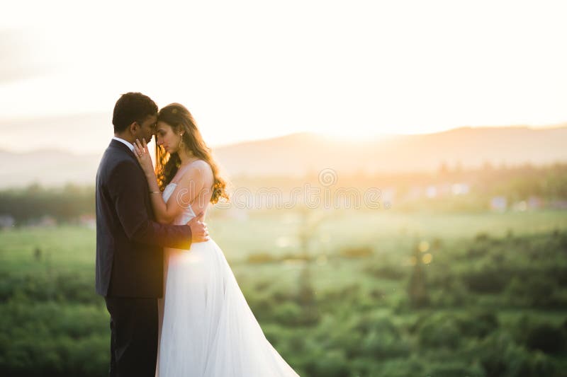 Moment de mariage romantique couple de jeunes mariés souriant portrait mariée et marié étreinte images stock