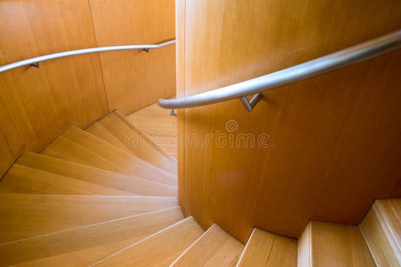 Moment som stiger en klädd spiraltrappuppgång för trä royaltyfri foto Moment som stiger en klädd spiraltrappuppgång för trä royaltyfri foto