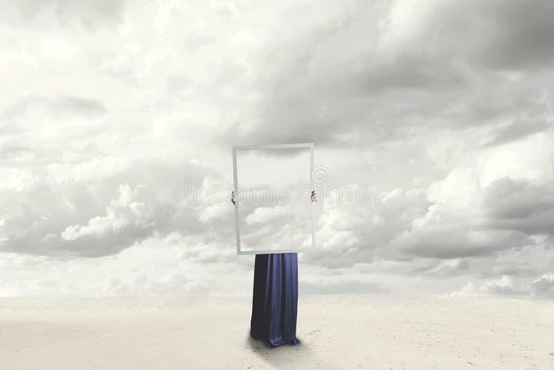 Momento surreale di una donna che si nasconde dietro un'immagine delle nuvole uguali al paesaggio immagini stock libere da diritti Momento surreale di una donna che si nasconde dietro un'immagine delle nuvole uguali al paesaggio immagini stock libere da diritti