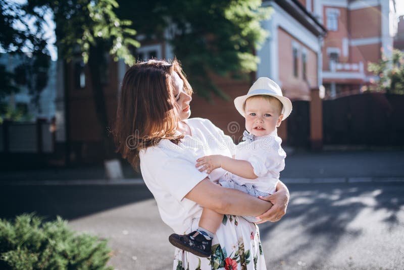 Momhold joven hermoso su hijo Mirada de la mujer al hijo, son ambos sensación feliz fotos de archivo Momhold joven hermoso su hijo Mirada de la mujer al hijo, son ambos sensación feliz fotos de archivo