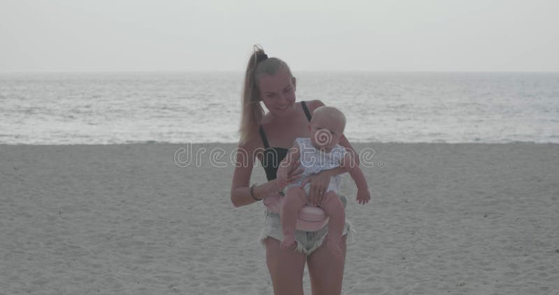 Momia con bebé en la playa