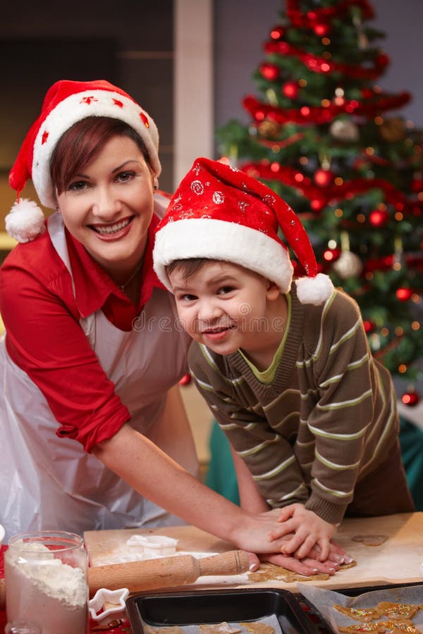 Momia e hijo que se divierten en la hornada de la Navidad