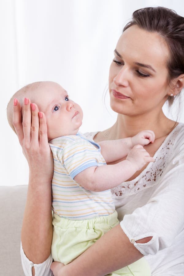 Momia que cuida sobre su hijo foto de archivo Momia que cuida sobre su hijo foto de archivo