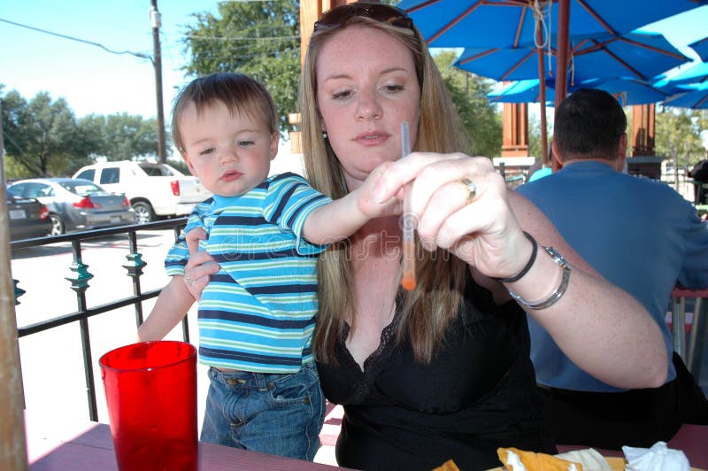 Qué mamás ir lanzar en ellos comer afuera ellos.