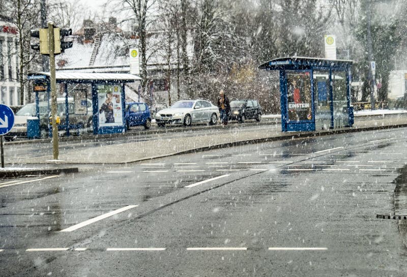 Monachium Niemcy, Luty, - 17 2018: Autobusu i pociągu przerwa podczas śnieżnej burzy zdjęcia stock Monachium Niemcy, Luty, - 17 2018: Autobusu i pociągu przerwa podczas śnieżnej burzy zdjęcia stock