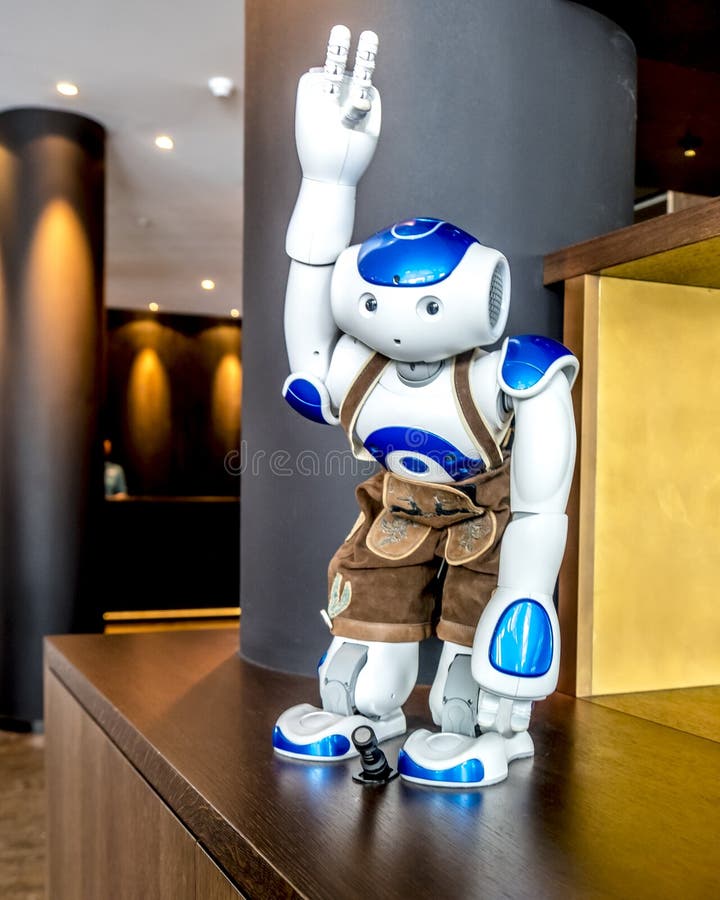 Monachium Niemcy, Luty, - 16 2018: Światowy ` s pierwszy robot w rzemiennych spodniach jest powitalnym gościem przy motelem Jeden fotografia stock Monachium Niemcy, Luty, - 16 2018: Światowy ` s pierwszy robot w rzemiennych spodniach jest powitalnym gościem przy motelem Jeden fotografia stock