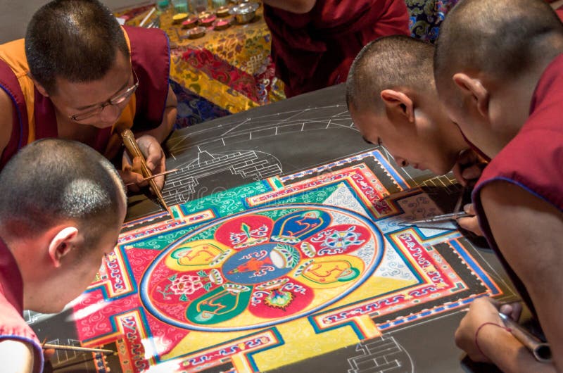 Monaci tibetani che fanno una mandala fotografie stock libere da diritti Monaci tibetani che fanno una mandala fotografie stock libere da diritti