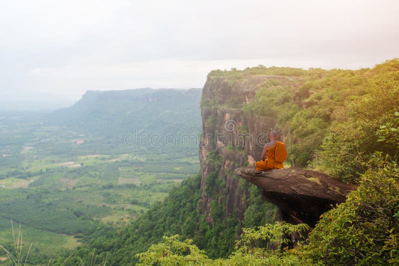monaco buddista in meditazione sulla bella natura sulla montagna immagini stock monaco buddista in meditazione sulla bella natura sulla montagna immagini stock